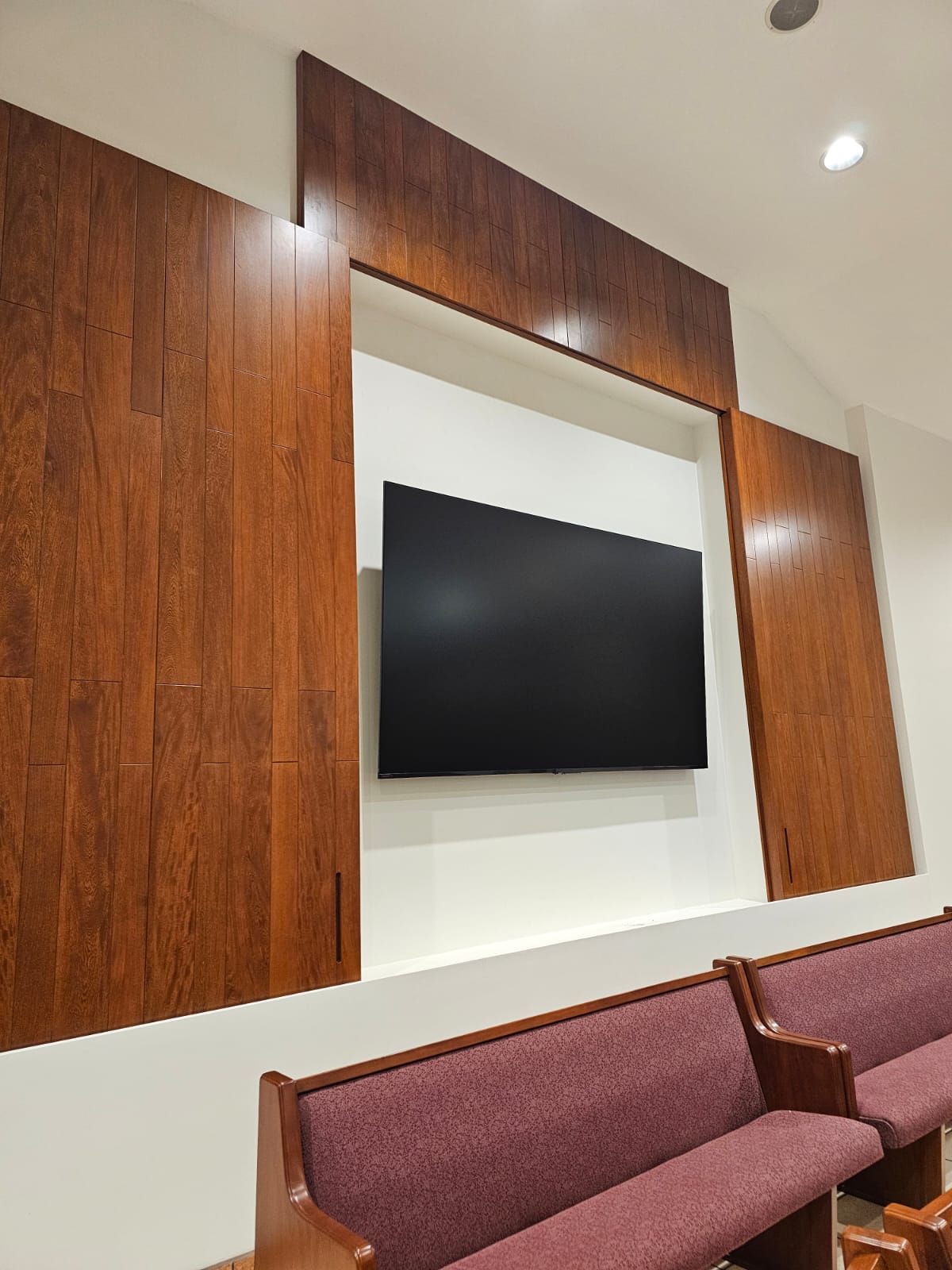 Instalación profesional de pantalla UHD de 100 pulgadas integrada a sistema de distribución y gestión audiovisual multimedia para auditorio corporativo, con infraestructura AV centralizada, transmisión HDMI 4K/8K, control de contenidos en tiempo real y compatibilidad con soluciones EPSON, KRAMER y Liberty AV Solutions.